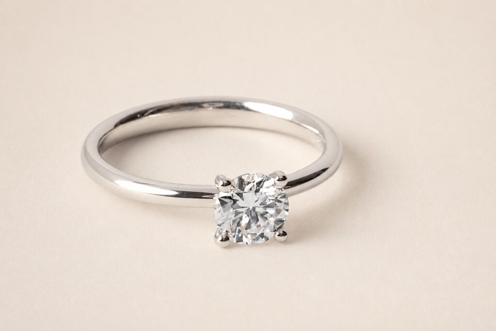 silberner Verlobungsring mit einem Diamant