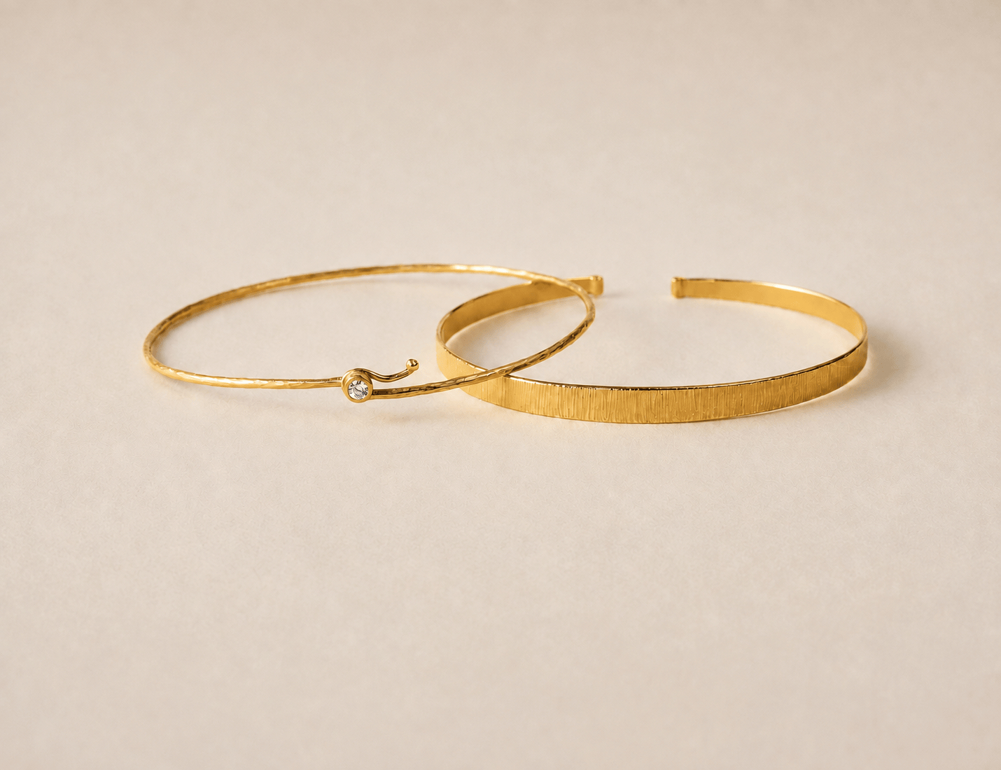 goldene Armbänder