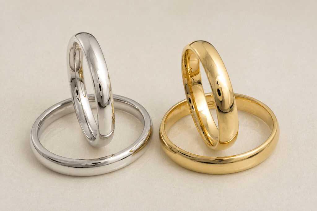 schlichte Eheringe in Silber und Gold