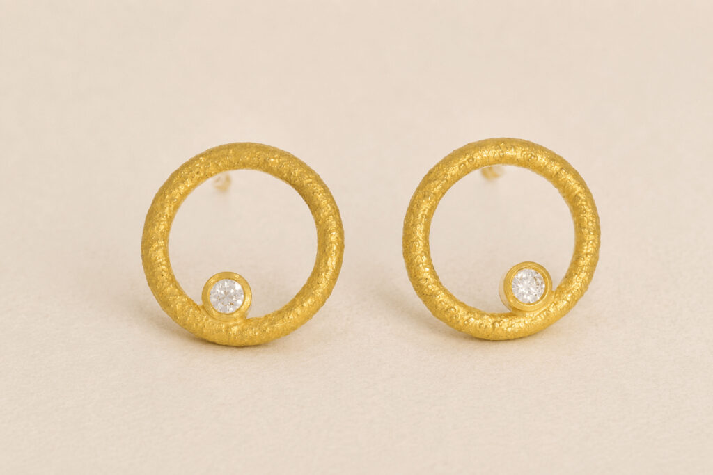 goldene runde Ohrstecker mit kleinem Diamant