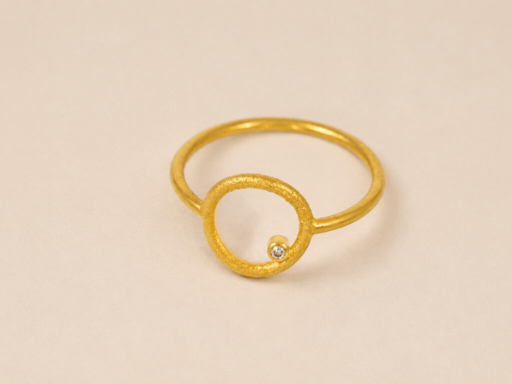 Ring aus 18 Karat Gold mit Kreis und kleinem Diamant
