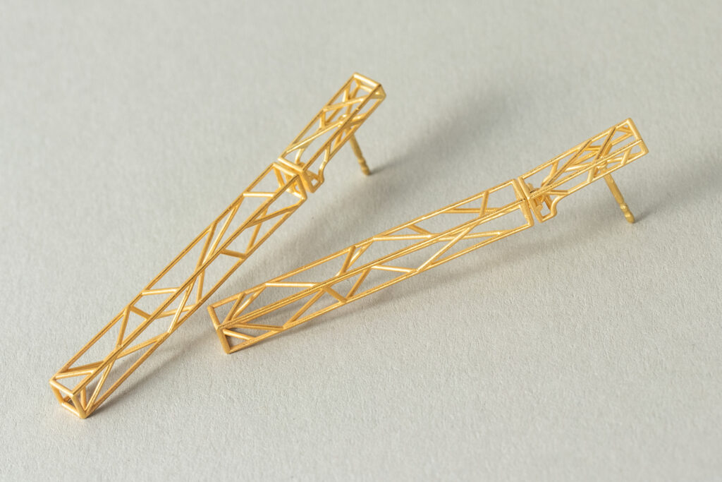 längliche Ohrstecker aus Gold mit abstraktem Design