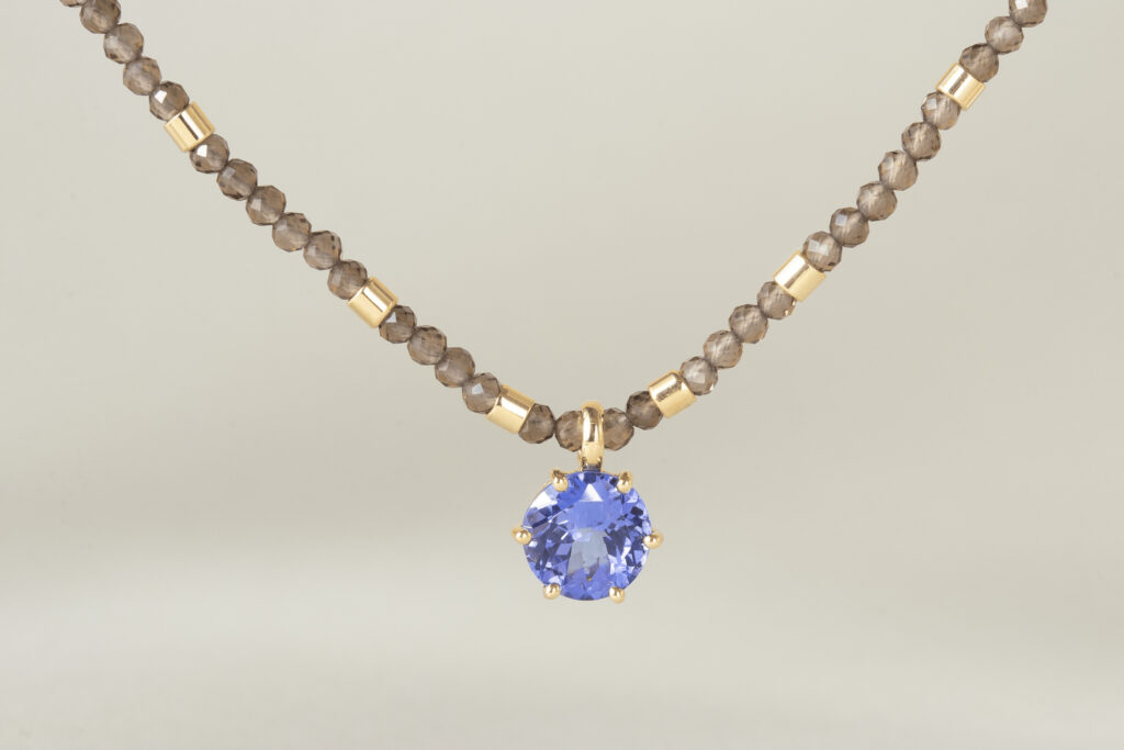 Halskette mit grauen und blauen Diamanten