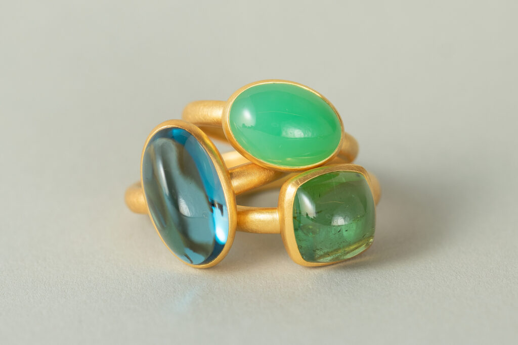 Goldringe mit grün-blauen Diamanten