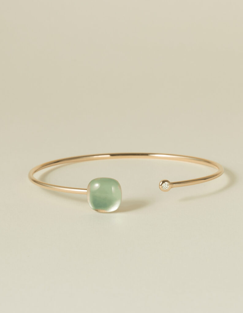 Goldarmband mit grünem Edelstein und kleinem Diamant