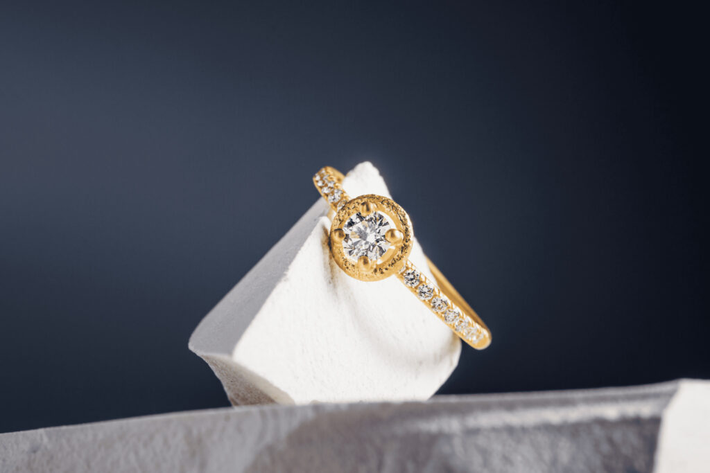 Goldring versehen mit klaren Diamanten
