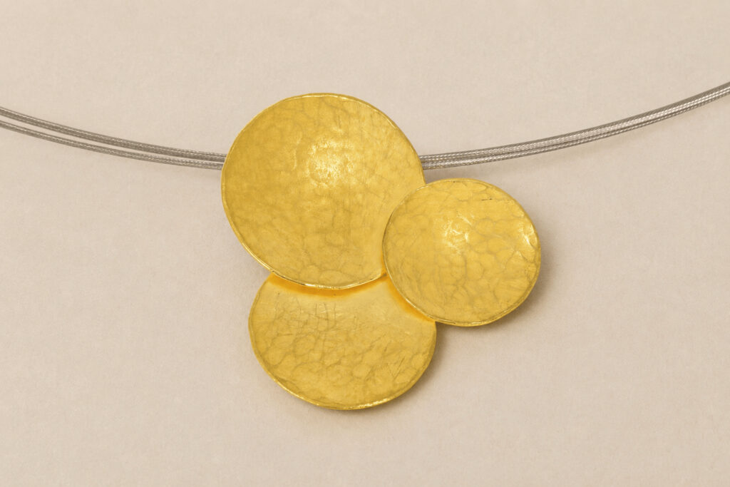 Halskette mit 3 goldenen Plättchen mit fein gehämmerter Oberfläche