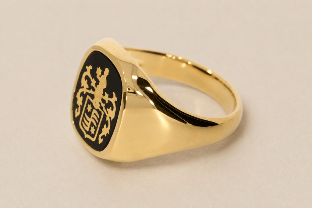 Siegelring aus 18 Karat Gold mit schwarzem Siegel