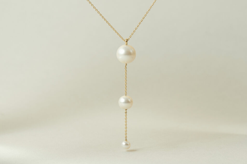 Goldkette mit 3 weißen Perlen als Anhänger