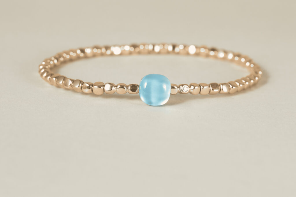 Goldarmband mit blauem Edelstein
