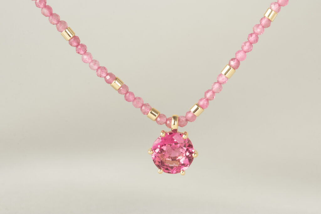 Kette mit pinken Edelsteinen und pinkem Diamant als Anhänger