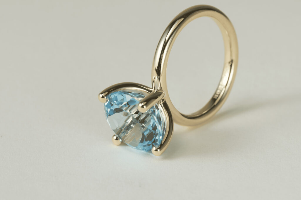 Goldring mit blauem Diamant