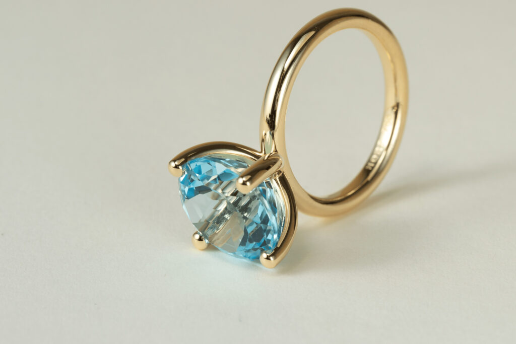 Goldring mit blauem Diamant