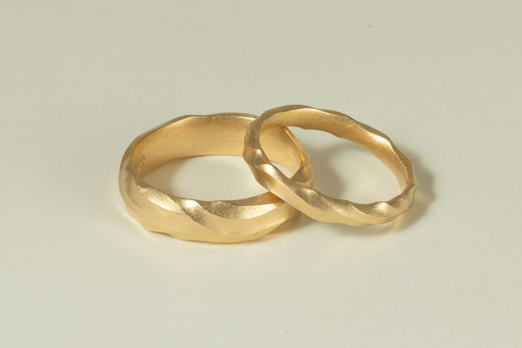 leicht eingedrehte goldene Eheringe