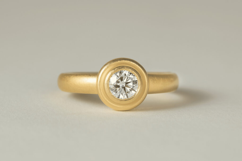 Goldring mit Diamant