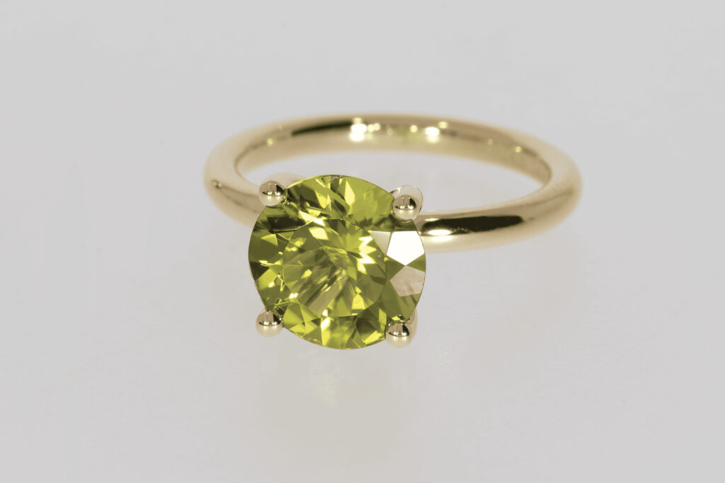 Goldring mit grünem Diamant