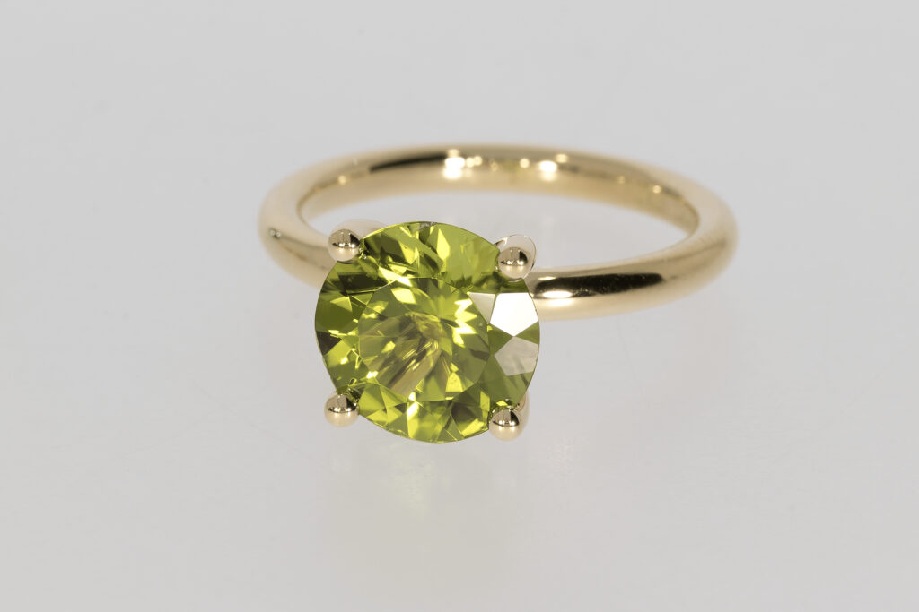 Ring mit grünem Diamant
