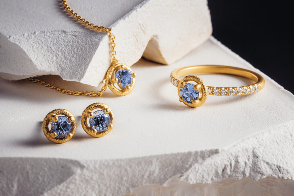 18 Karat Gold Ring, Ohrstecker und Armband mit blauen Diamanten versehen