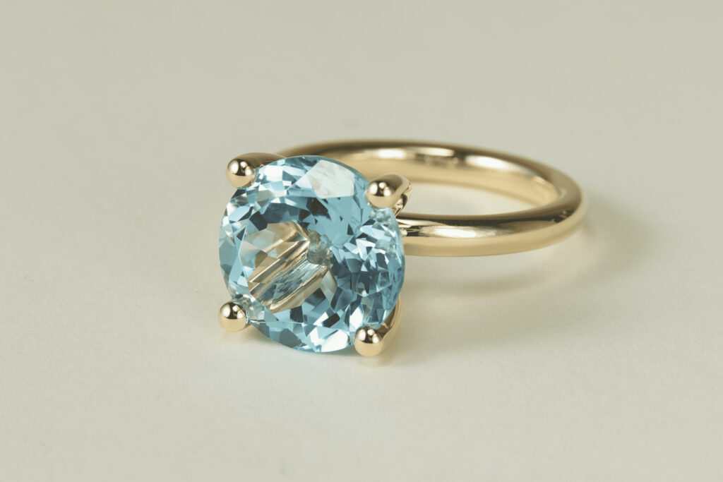 Goldring mit blauem Diamant