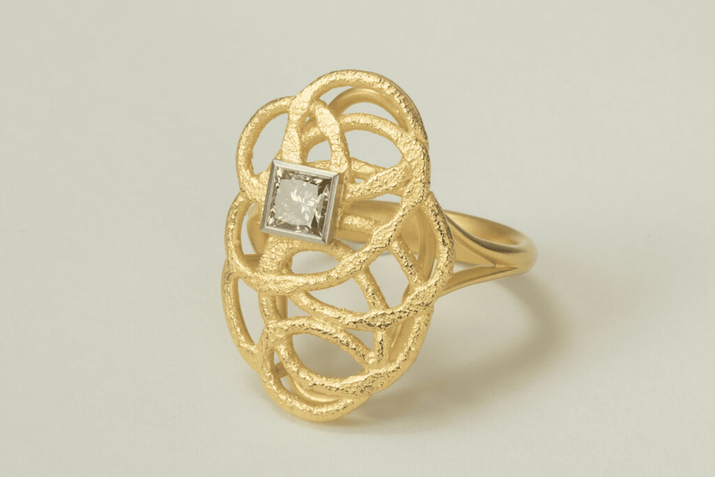 Goldring mit Muster und viereckigem Diamant