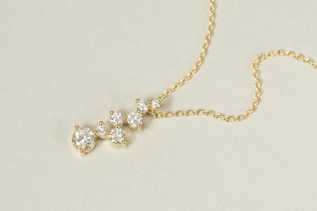 goldene Halskette mit Diamanten