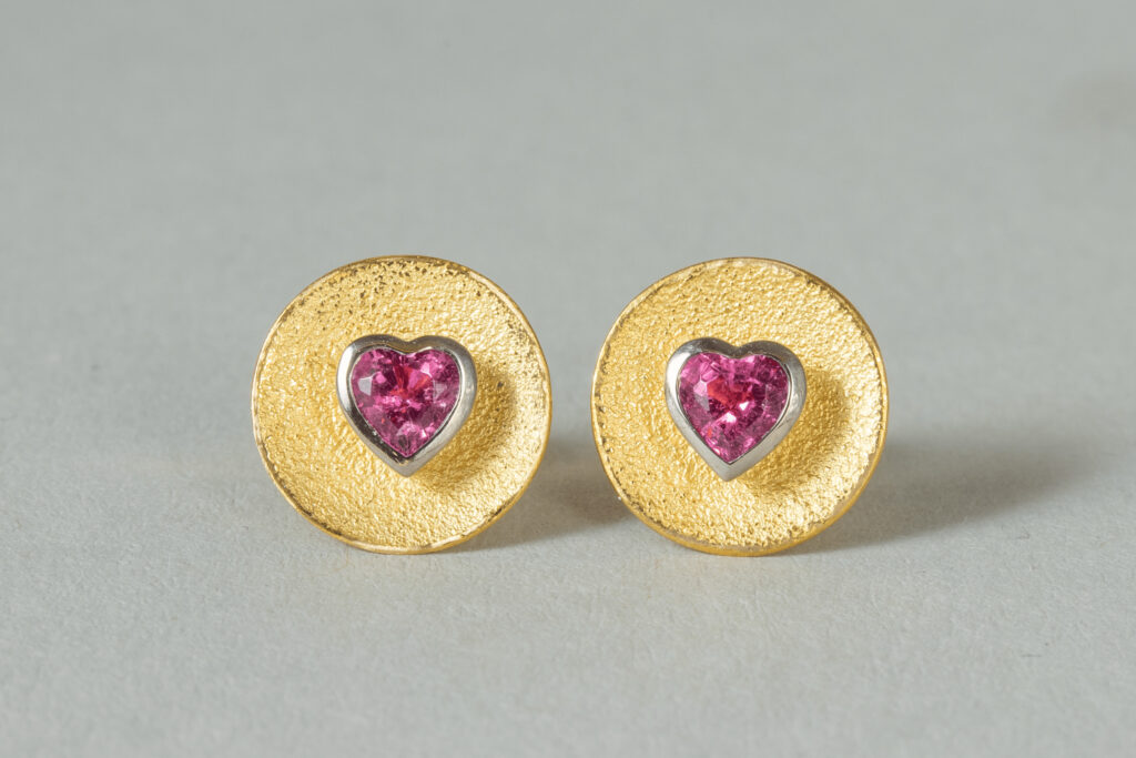 Ohrstecker mit Goldplättchen und pinkem Herz-Diamant