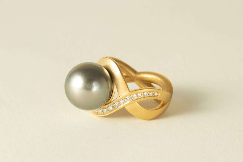 geschwungener Goldring mit Perle
