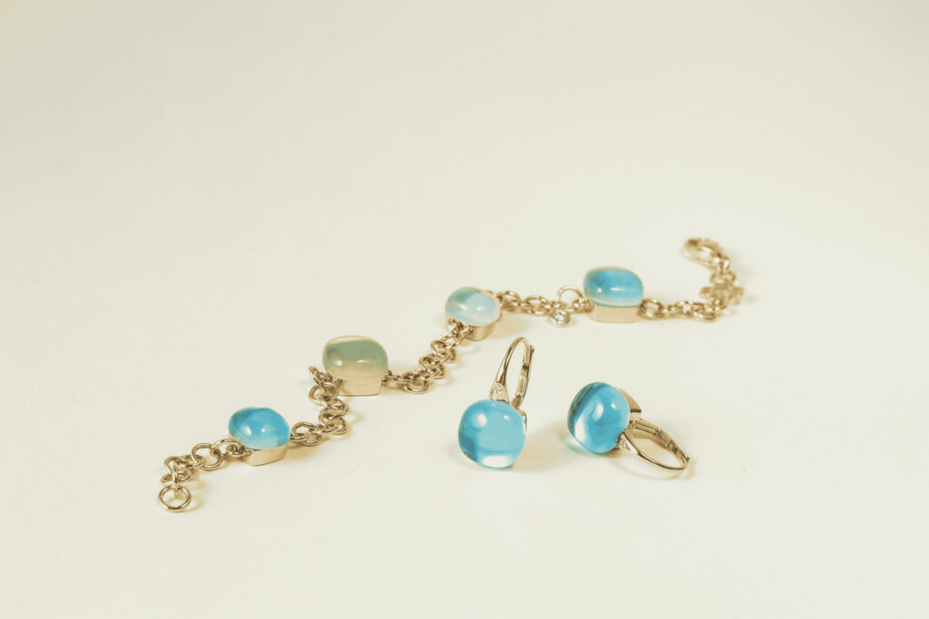 Armband und Ohrringe aus 18 Karat Gold mit blauen und grünen Edelsteinen