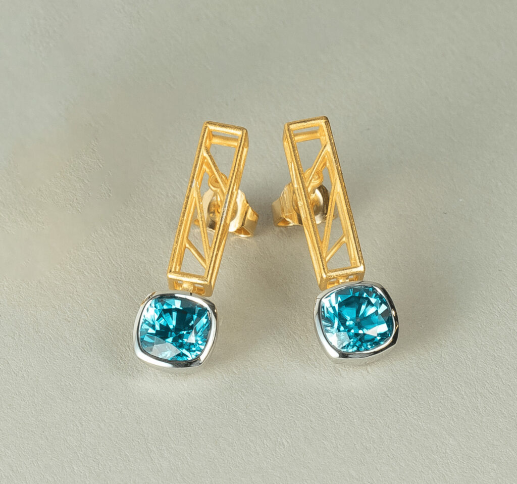 goldene Ohrstecker mit blauem Diamant