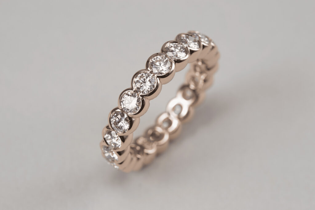 Ring aus Rosegold versehen mit Diamanten