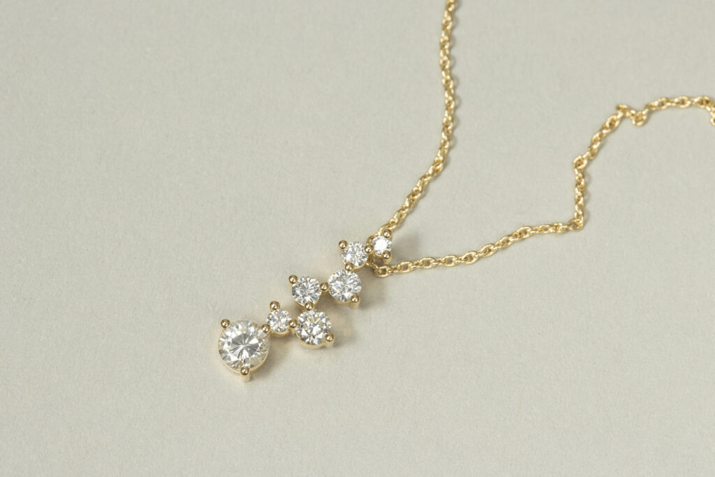 Goldkette mit mehreren, kleinen Diamanten als Anhänger