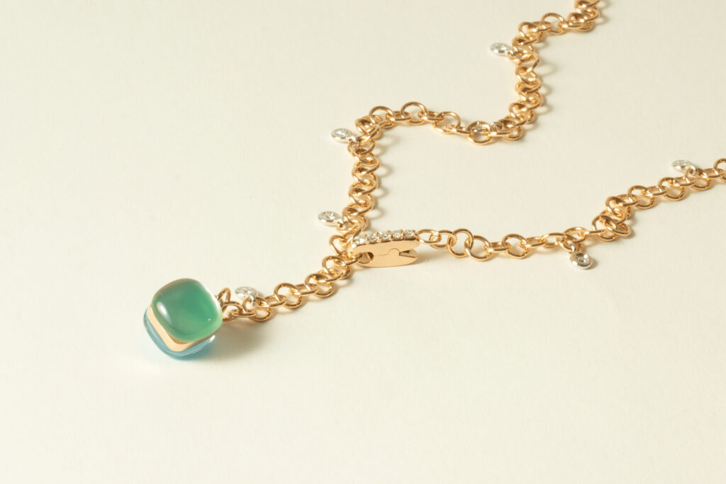 goldene Halskette mit grünem Edelstein und Diamanten