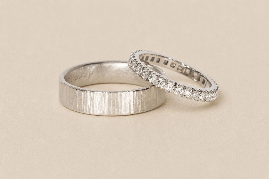 silberne Eheringe mit Struktur und Diamanten