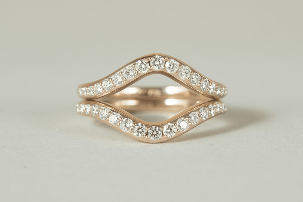 Goldring mit 2 geschwungenen Ringschienen mit Diamanten veredelt