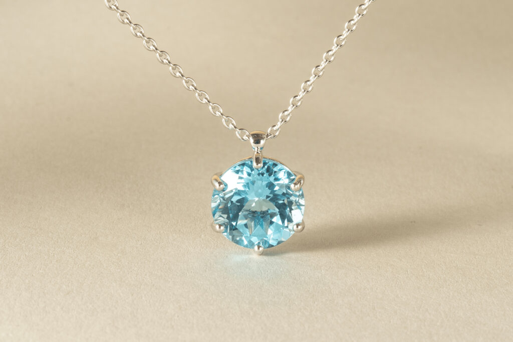 silberne Halskette mit blauem Diamant