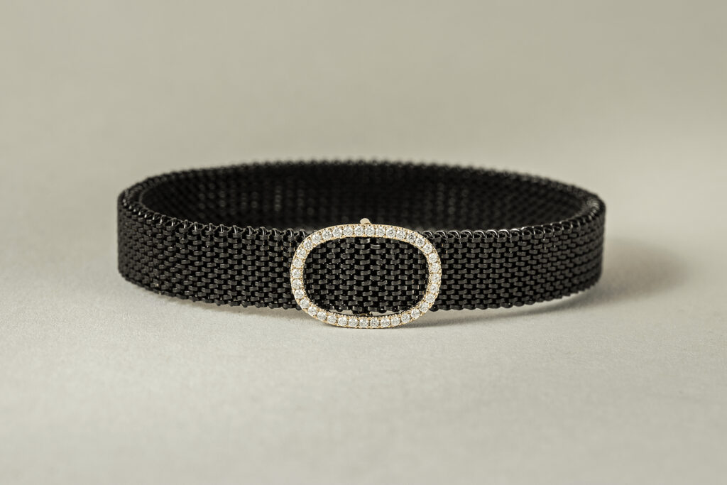 schwarzes Armband mit Diamant Anhänger
