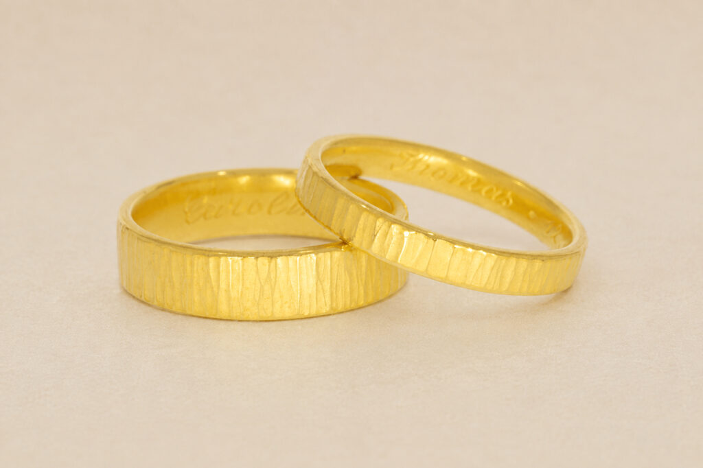 goldene Eheringe mit Struktur und Gravur
