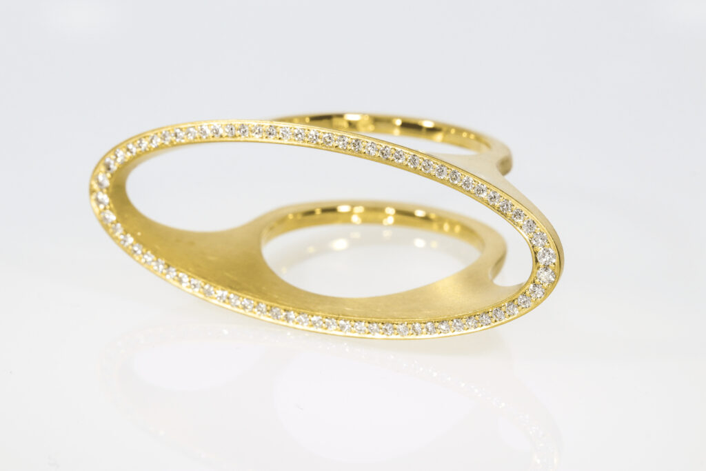 ovalförmiger Goldring mit Diamanten versehen