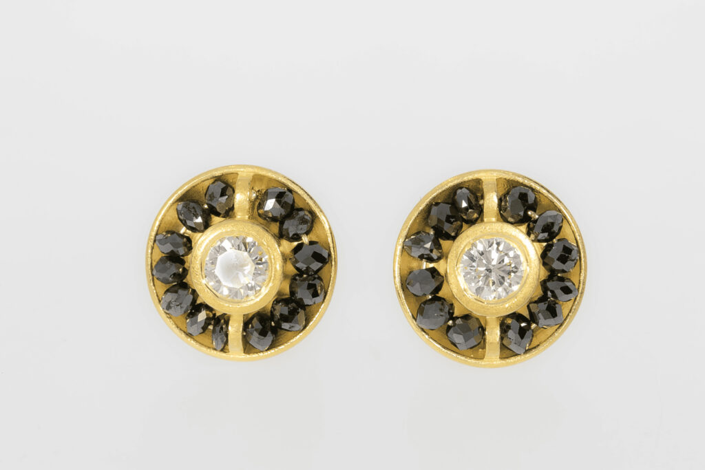 Ohrstecker aus 18 Karat Gold mit Diamant und schwarzen Edelsteinen