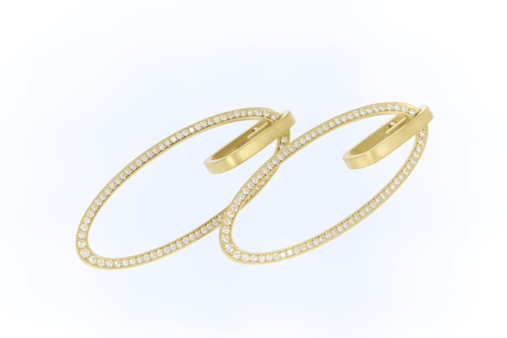 ovalförmige Goldohrringe mit Diamanten