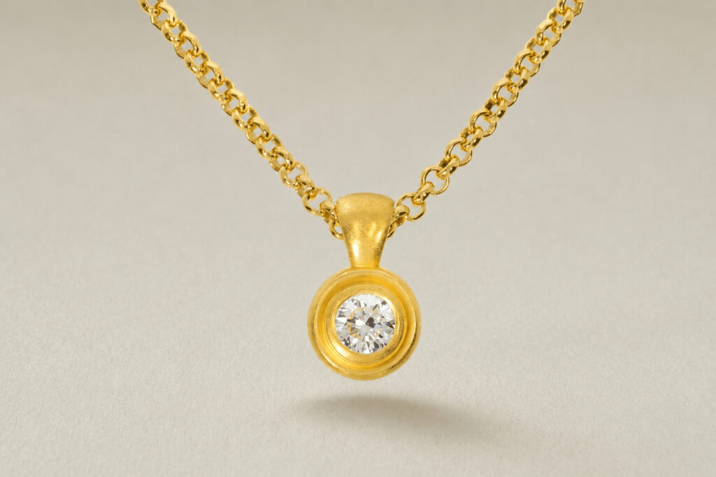 goldene Halskette mit Diamant-Anhänger