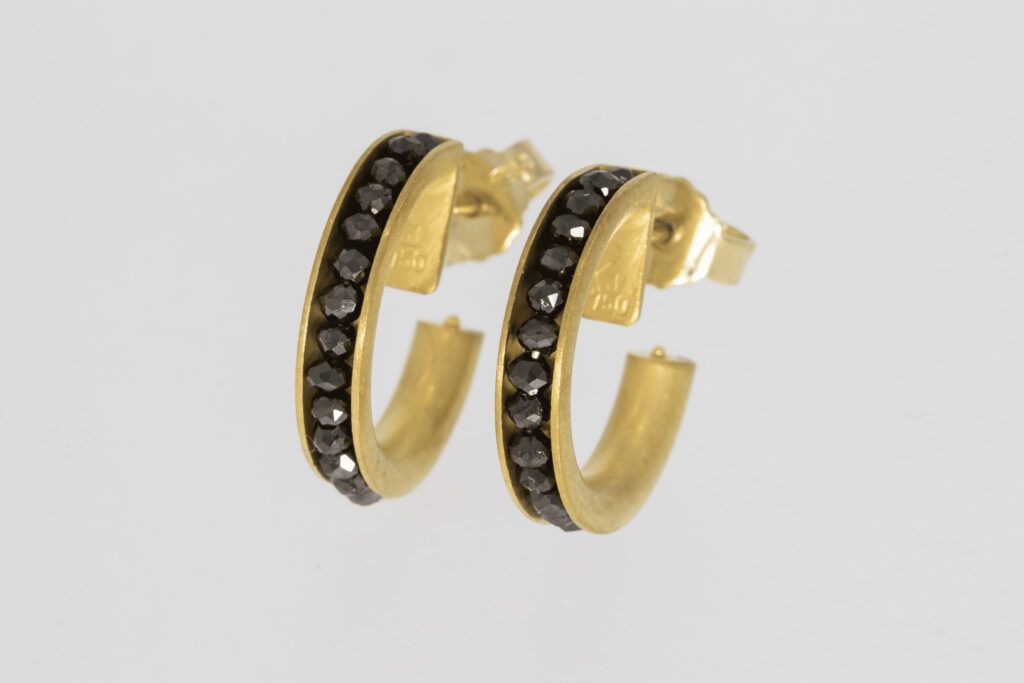 Creolen aus 18 Karat Gold mit schwarzen Edelsteinen