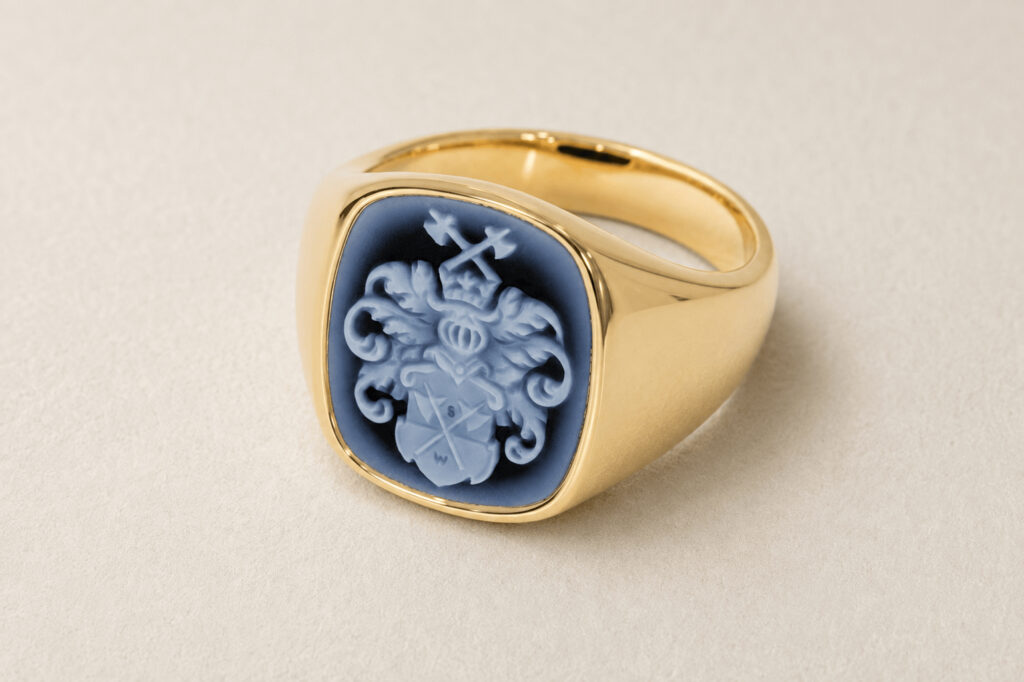 goldener Siegelring mit blauem Siegel