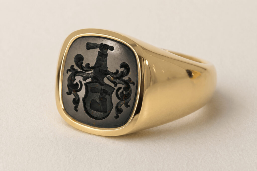 goldener Siegelring mit schwarzem Siegel
