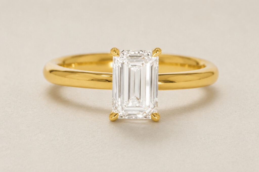 goldener Verlobungsring mit einem Diamant