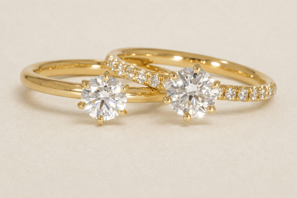 goldene Verlobungsringe mit Diamanten
