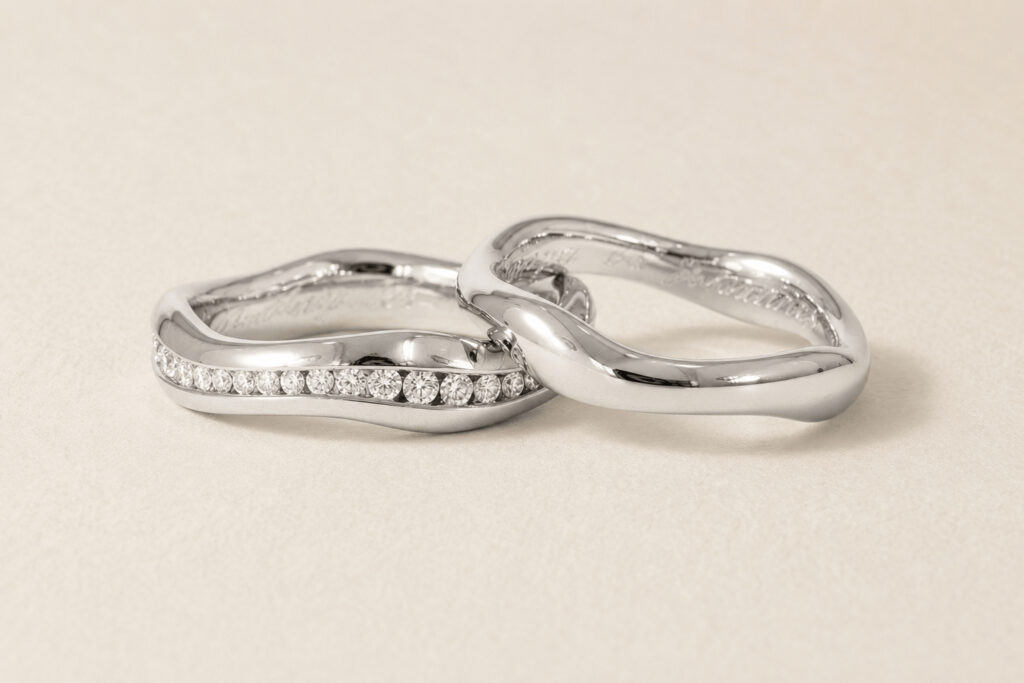 silberne geschwungene Eheringe mit Diamanten