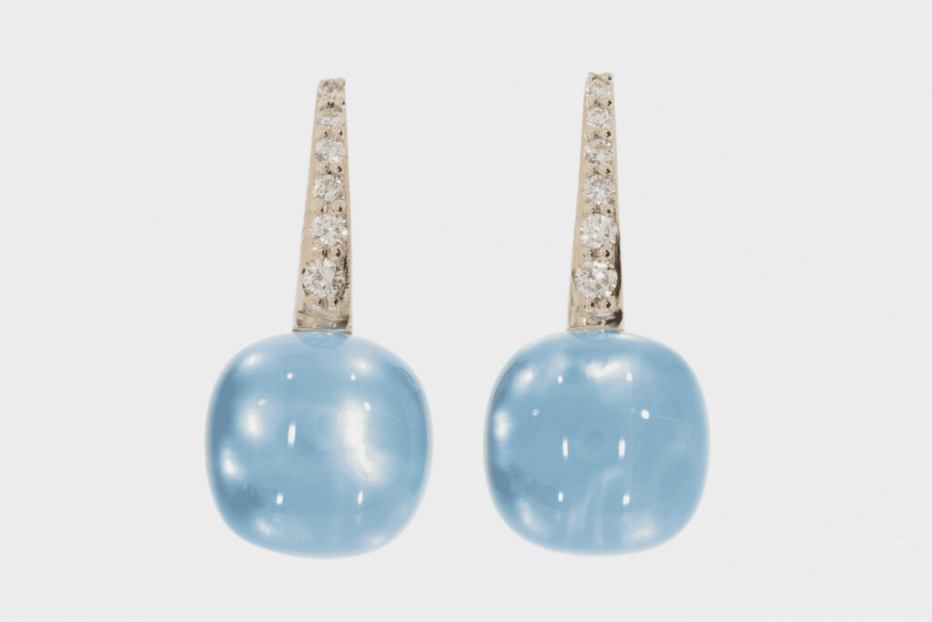 Ohrringe mit blauen Edelsteinen und kleinen Diamanten