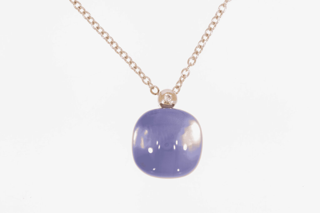 Halskette mit violettem Edelstein und kleinem Diamant