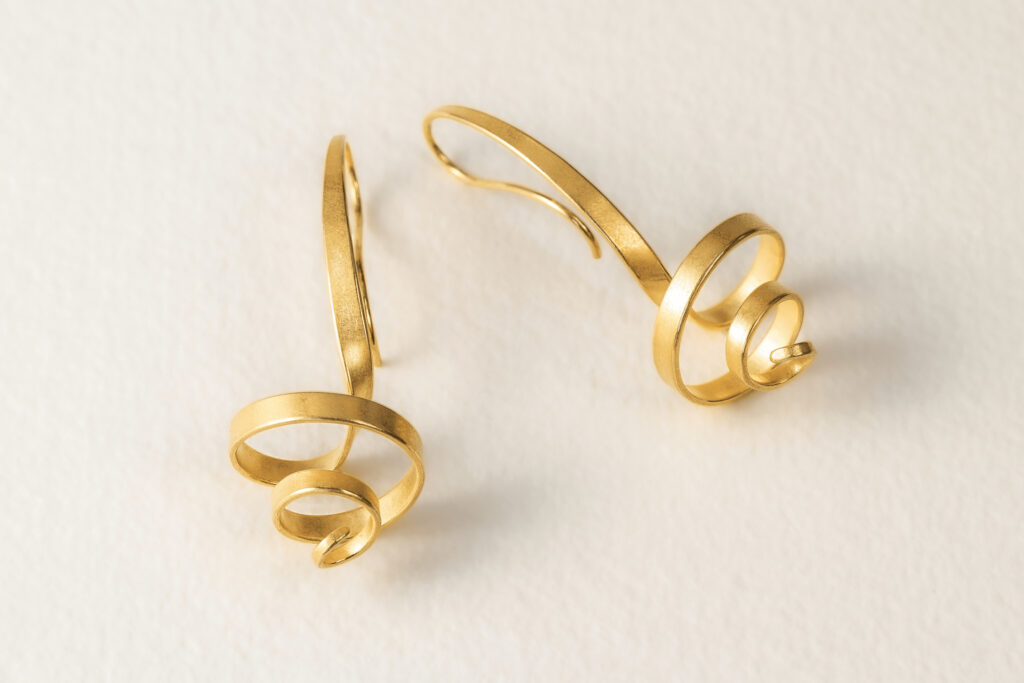 handgefertigte Goldohrringe aus 18 Karat Gold